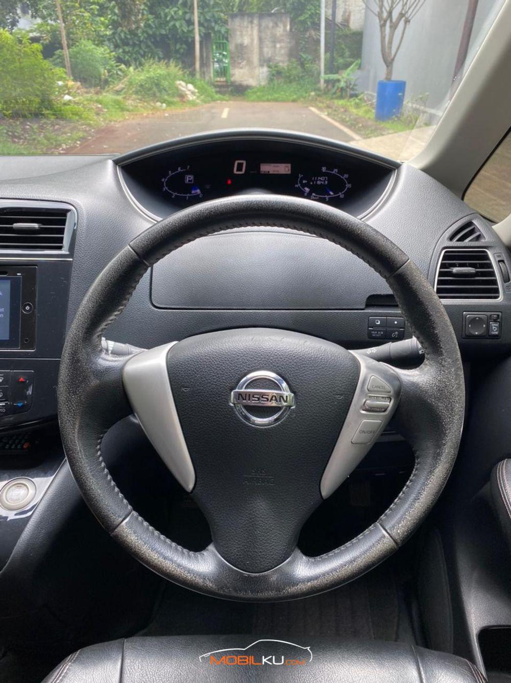 Mobil Nissan Serena 2013