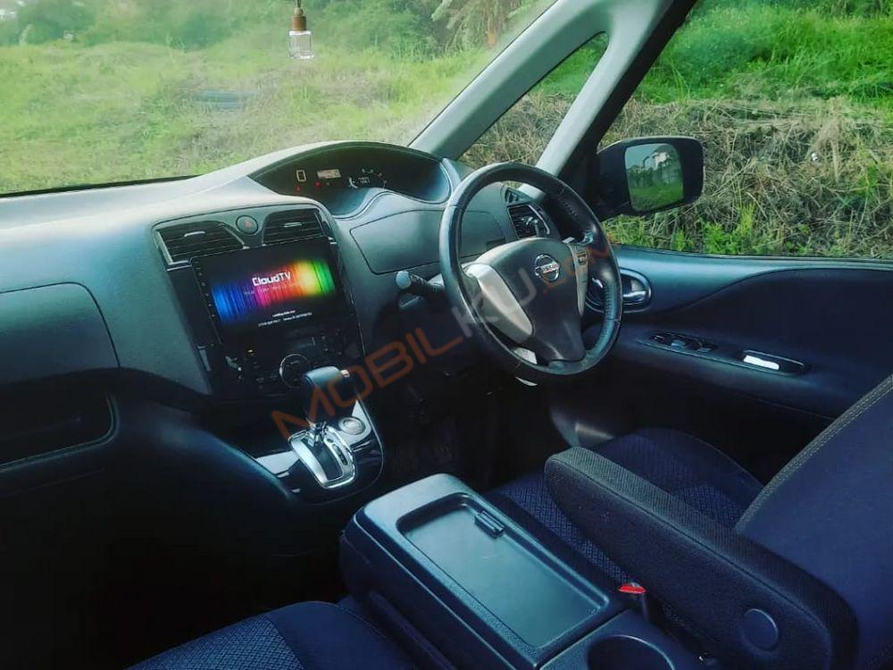 Mobil Nissan Serena 2014