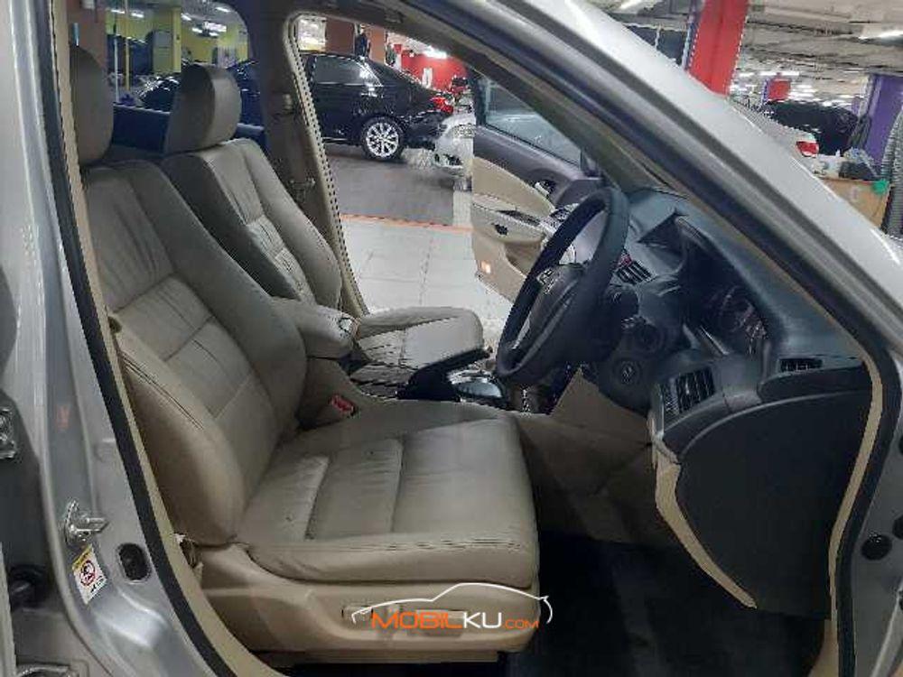 Mobil Honda Accord 2010