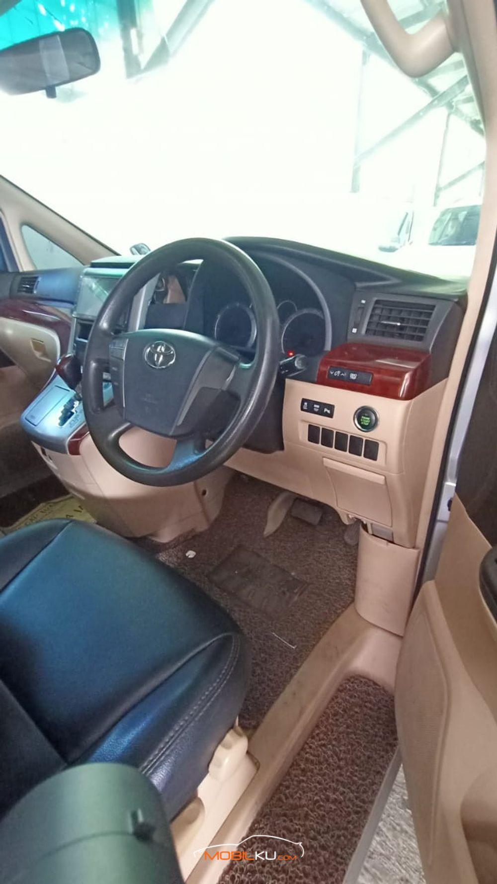 Mobil Toyota Vellfire 2009