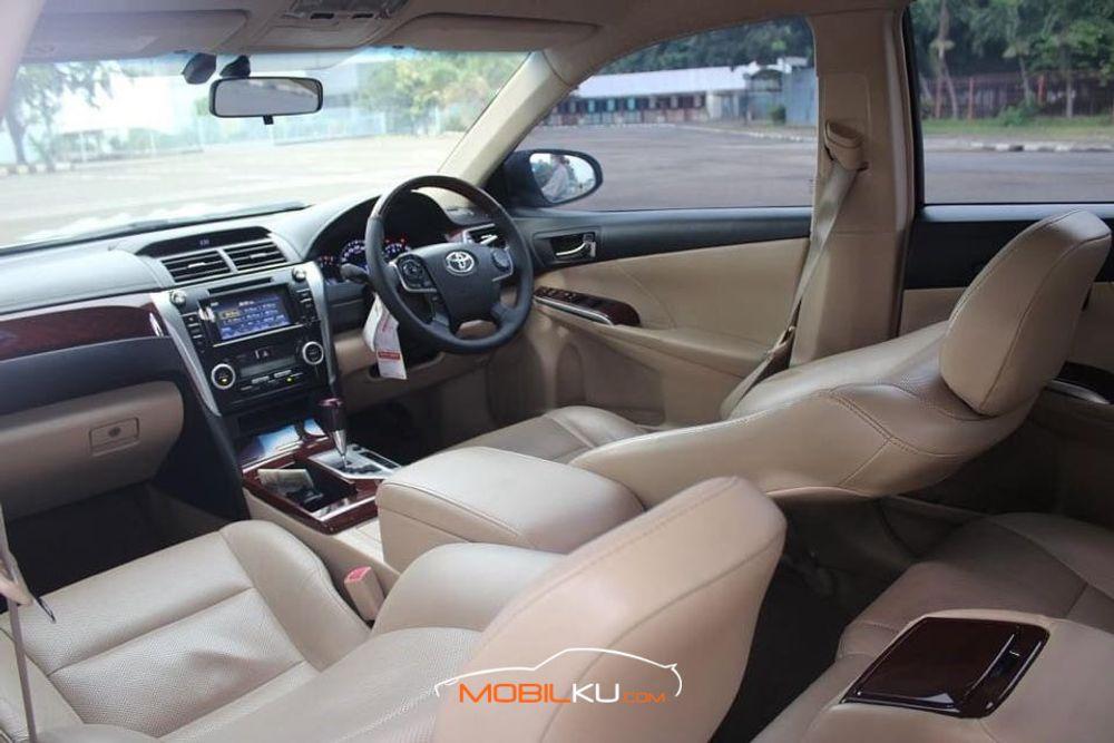 Mobil Toyota Camry 2013