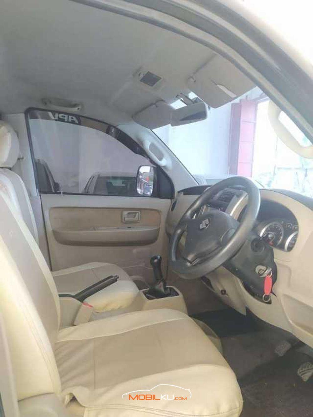 Mobil Suzuki APV 2011