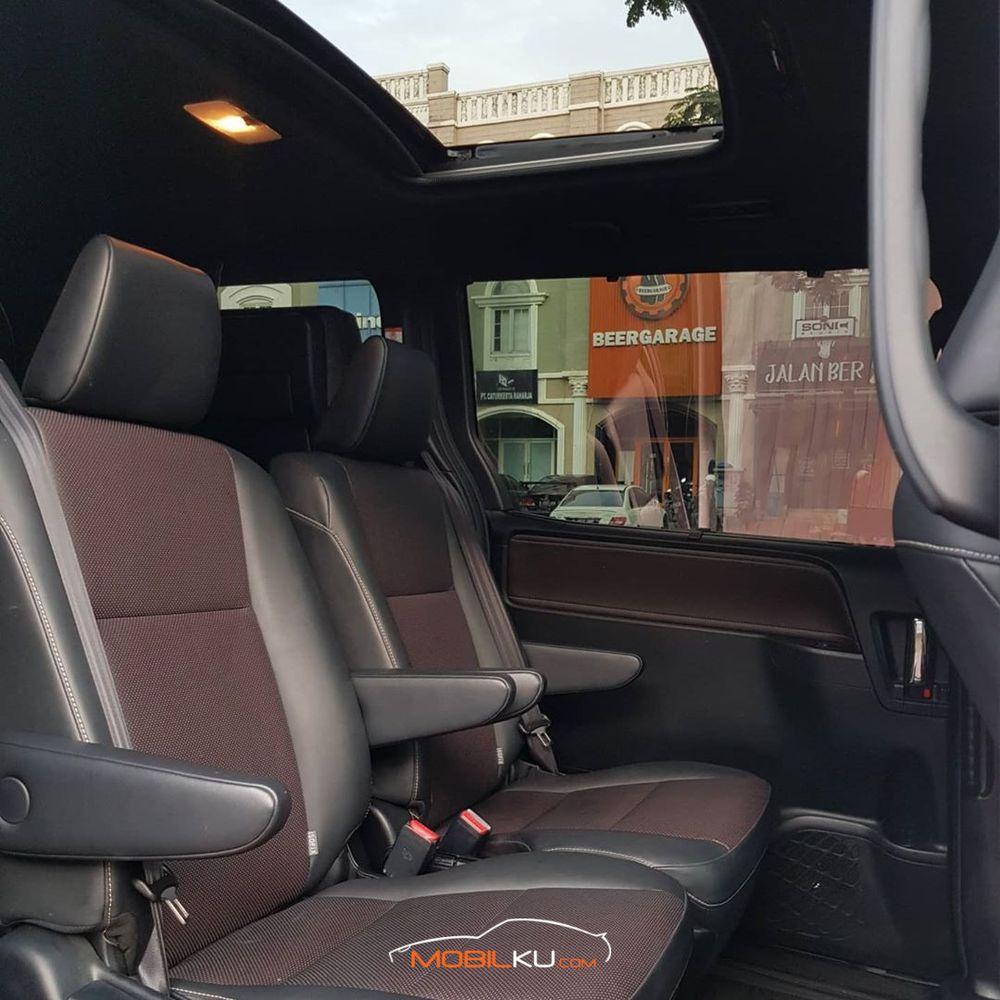 Mobil Toyota Voxy 2017