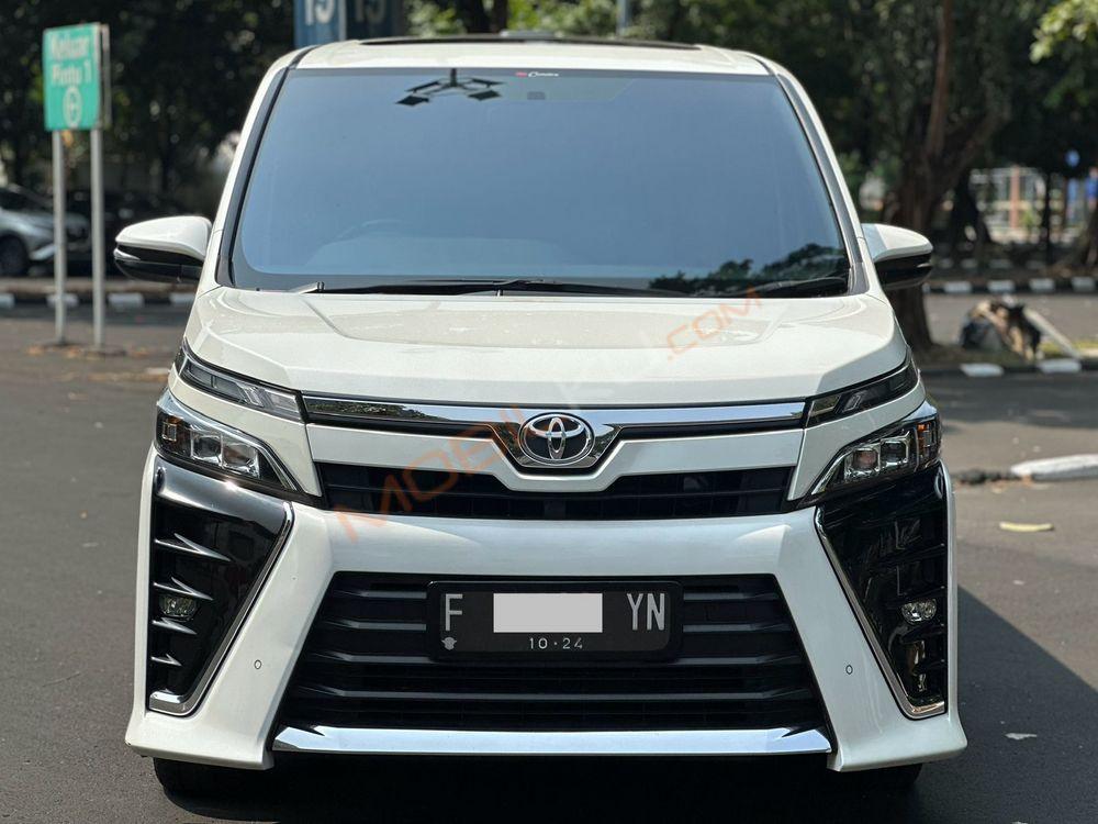 Mobil Toyota Voxy 2019