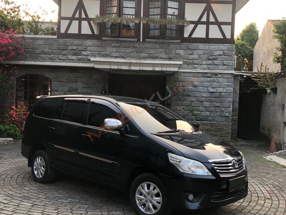 Mobil Toyota Kijang Innova 2012