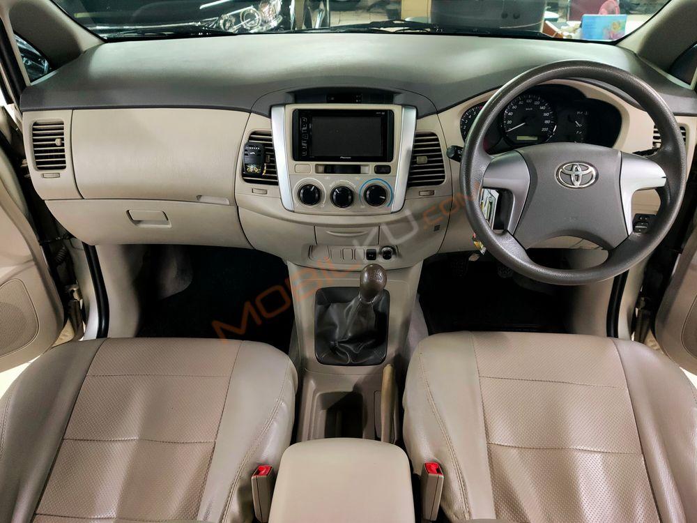 Mobil Toyota Kijang Innova 2012