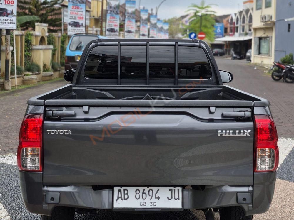 Mobil Toyota Hilux 2020