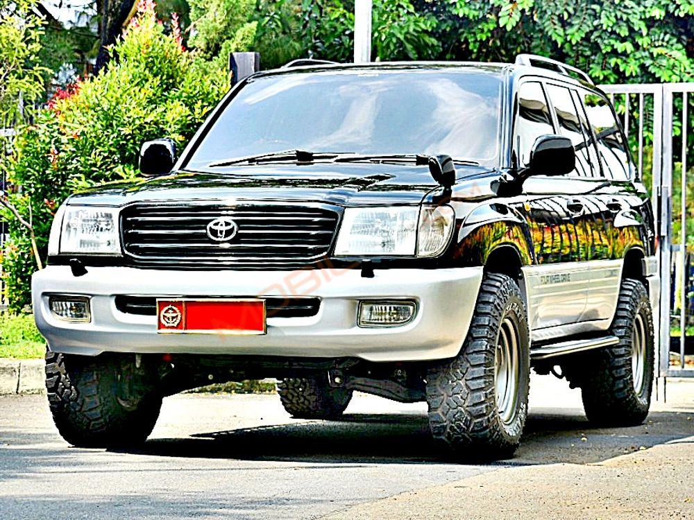 Mobil Toyota Land Cruiser 2003