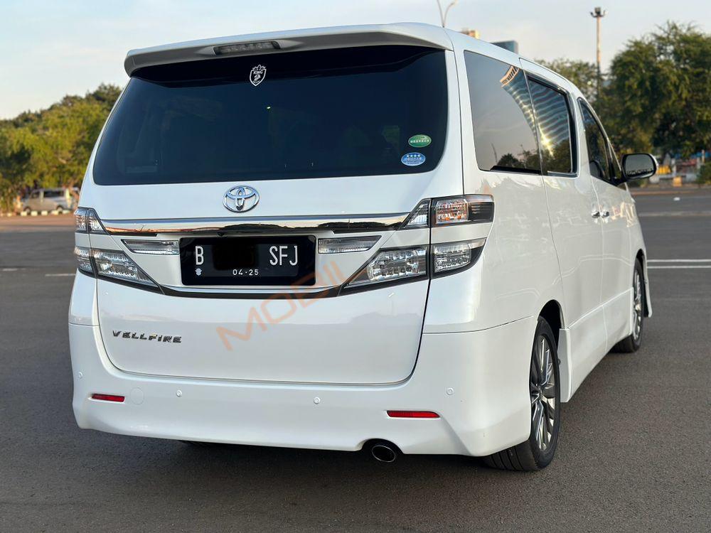 Mobil Toyota Vellfire 2015