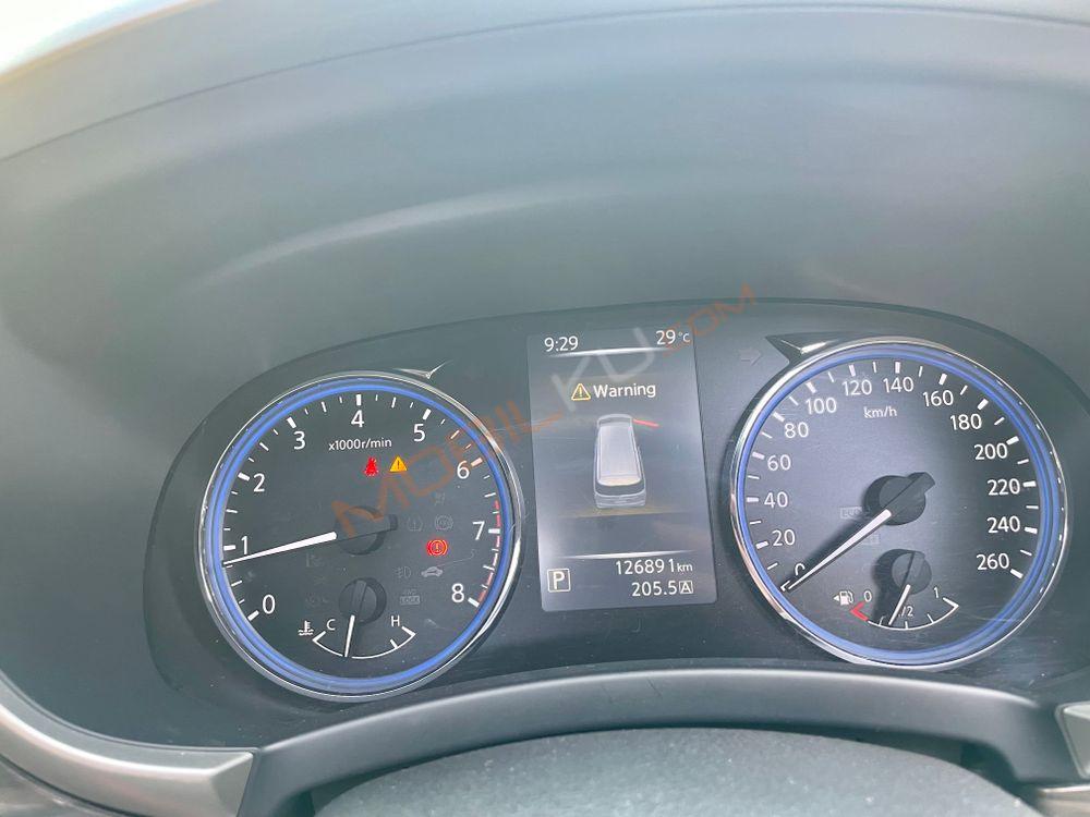 Mobil Nissan Elgrand 2014