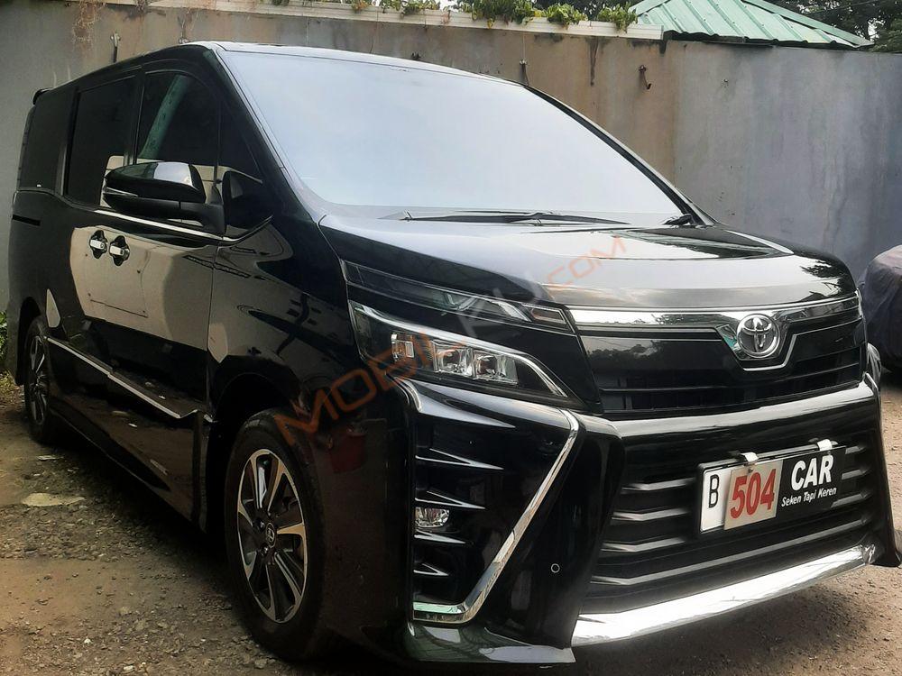 Mobil Toyota Voxy 2017