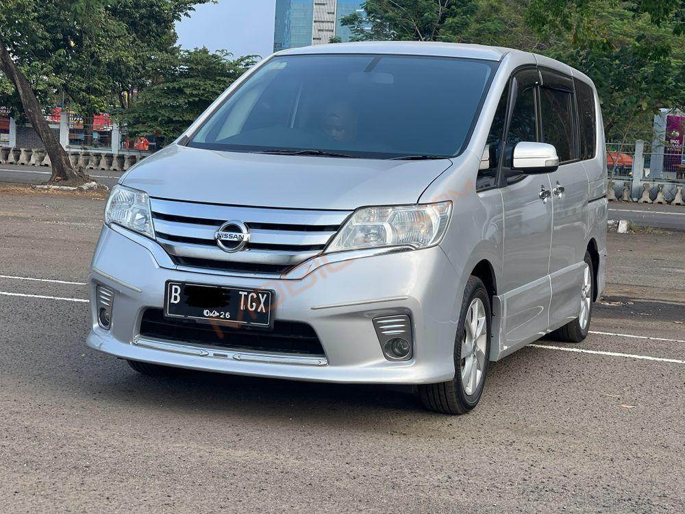 Mobil Nissan Serena 2013