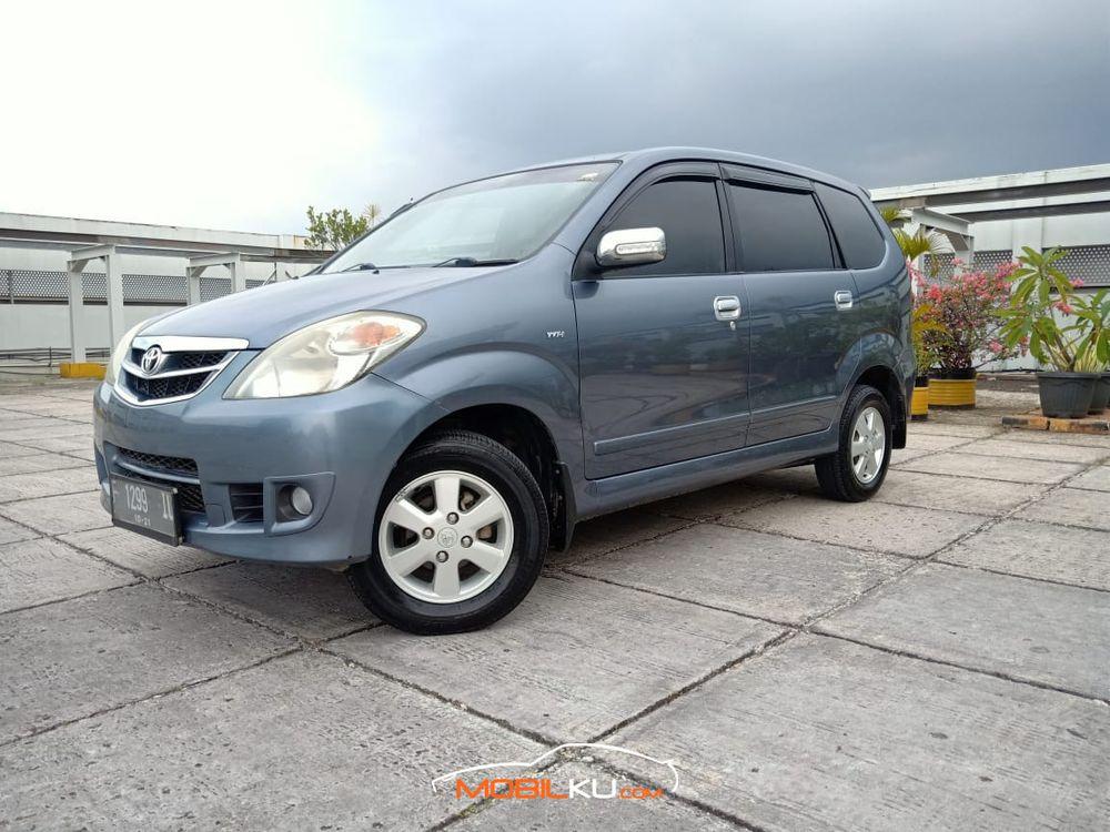 Mobil Toyota Avanza 2011