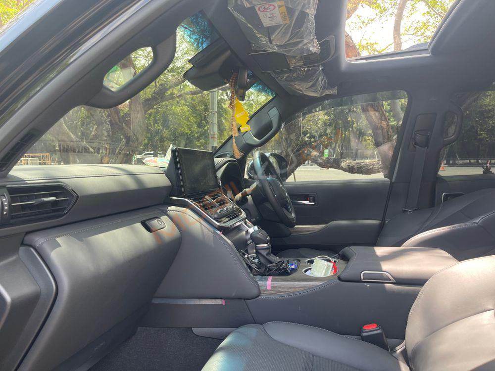 Mobil Toyota Land Cruiser 2023