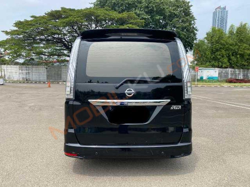 Mobil Nissan Serena 2017