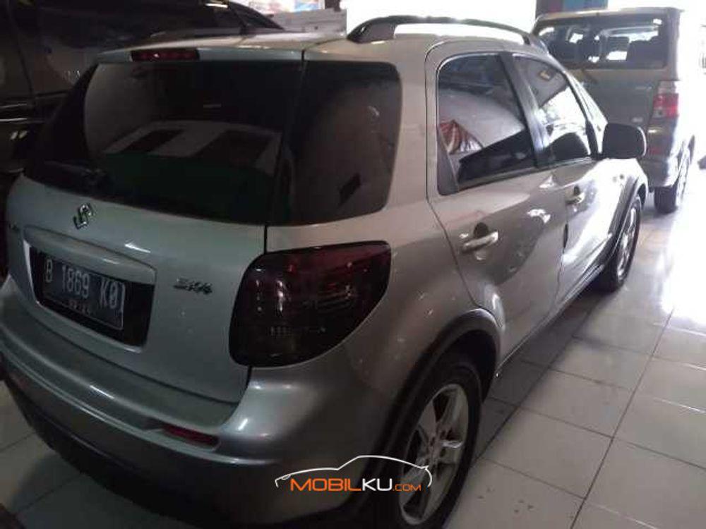 Mobil Suzuki SX4 2012