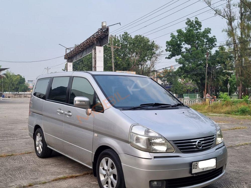 Mobil Nissan Serena 2011