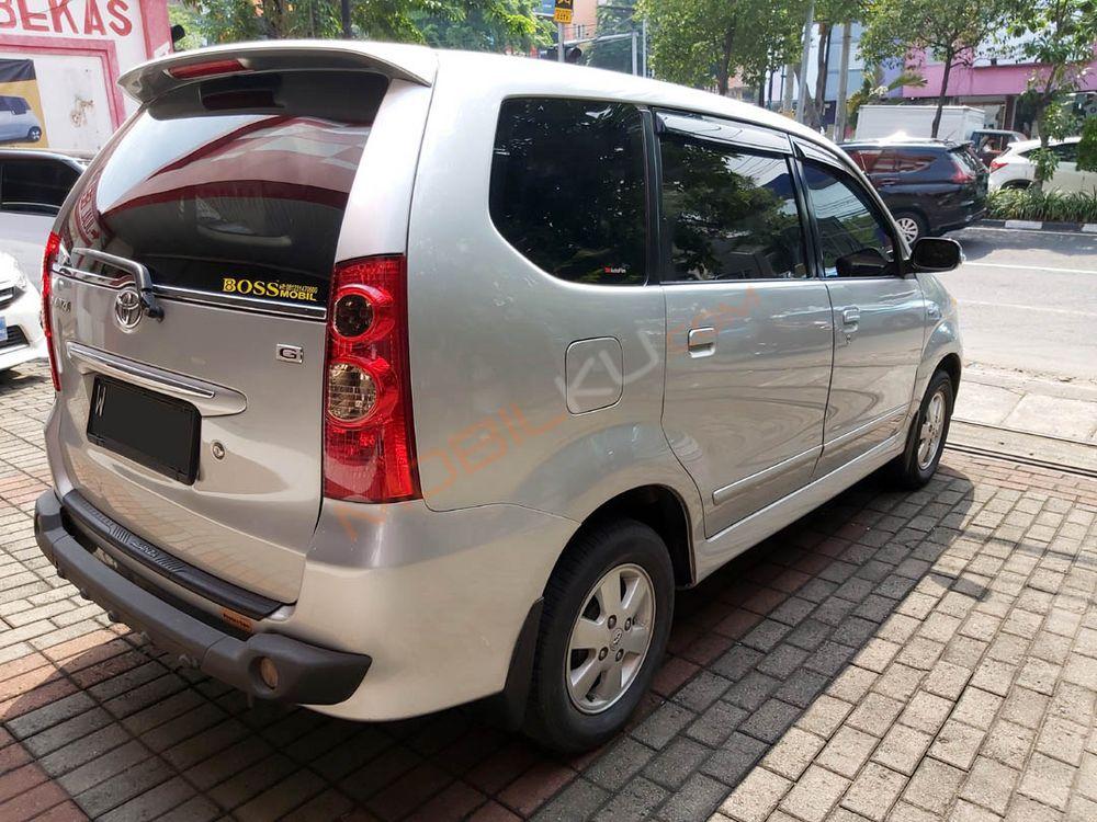 Mobil Toyota Avanza 2011