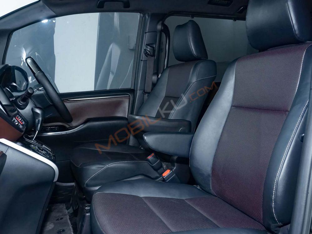 Mobil Toyota Voxy 2018