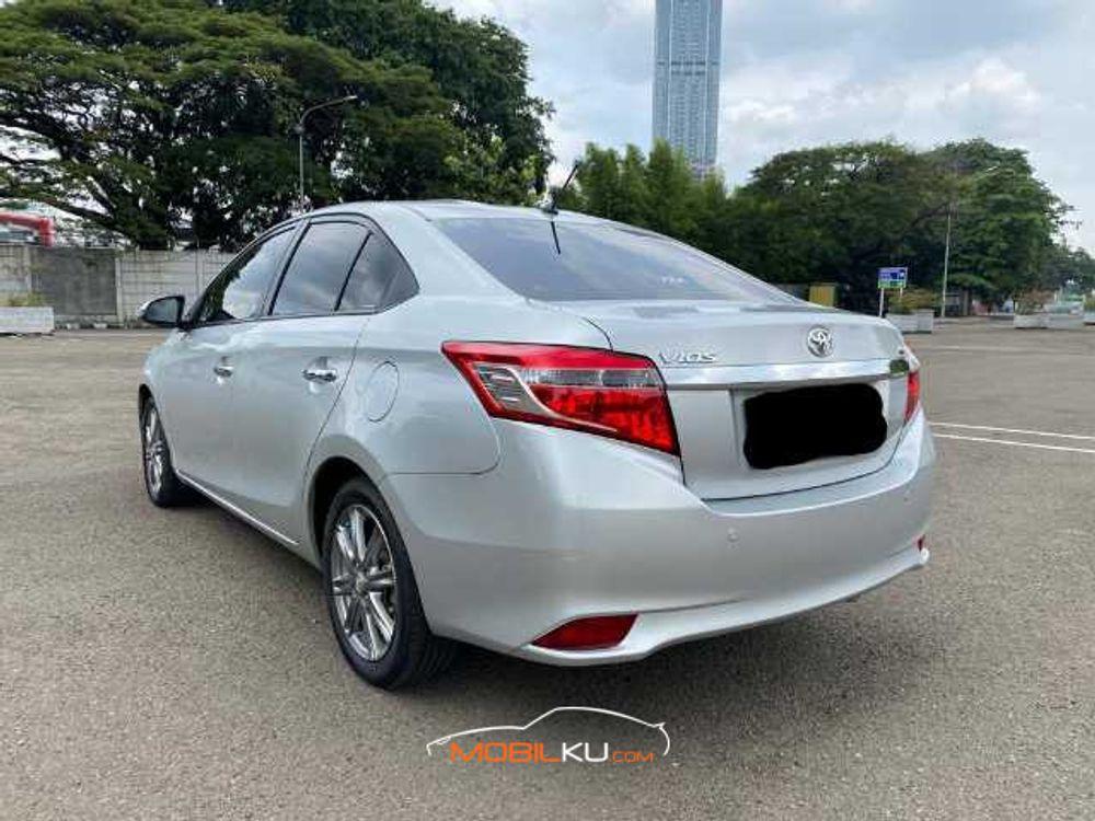 Mobil Toyota Vios 2015