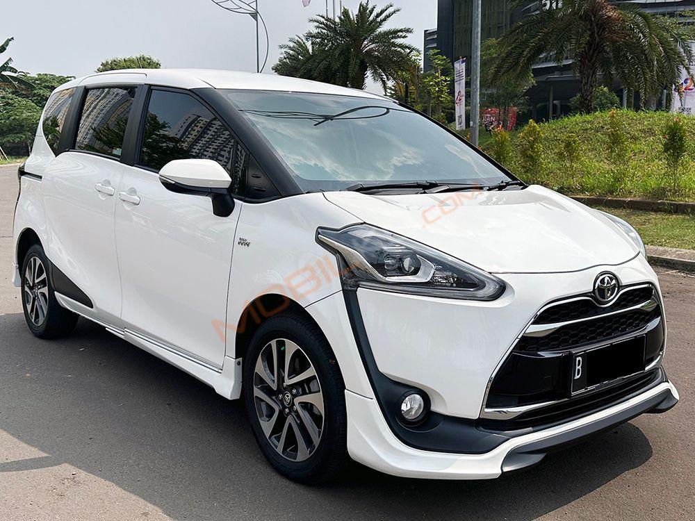 Mobil Toyota Sienta 2017