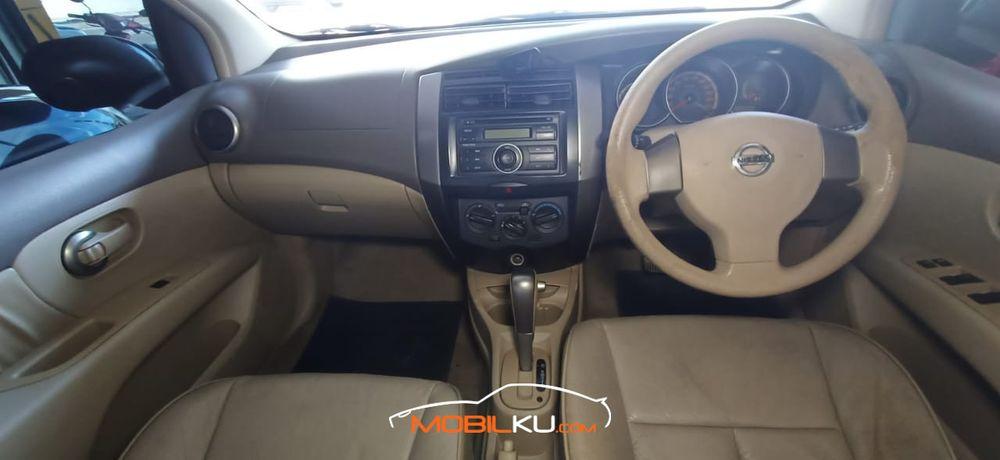 Mobil Nissan Grand Livina 2011