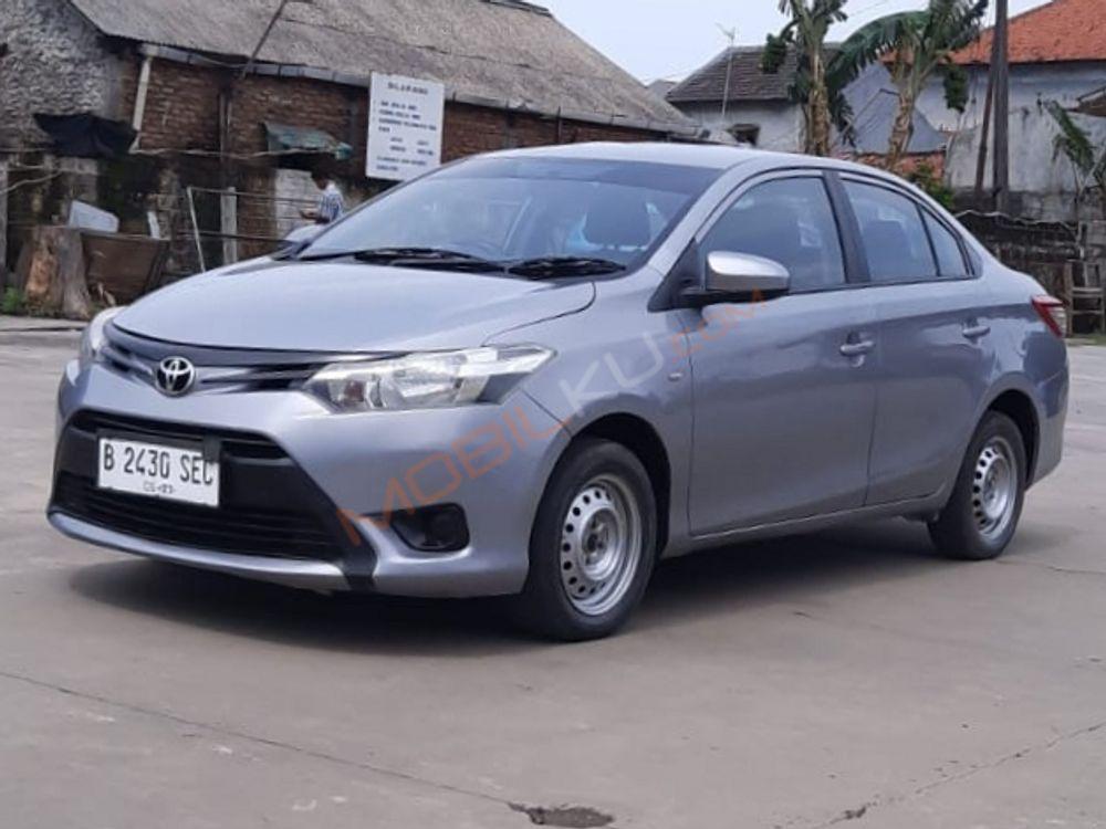 Mobil Toyota Limo 2014