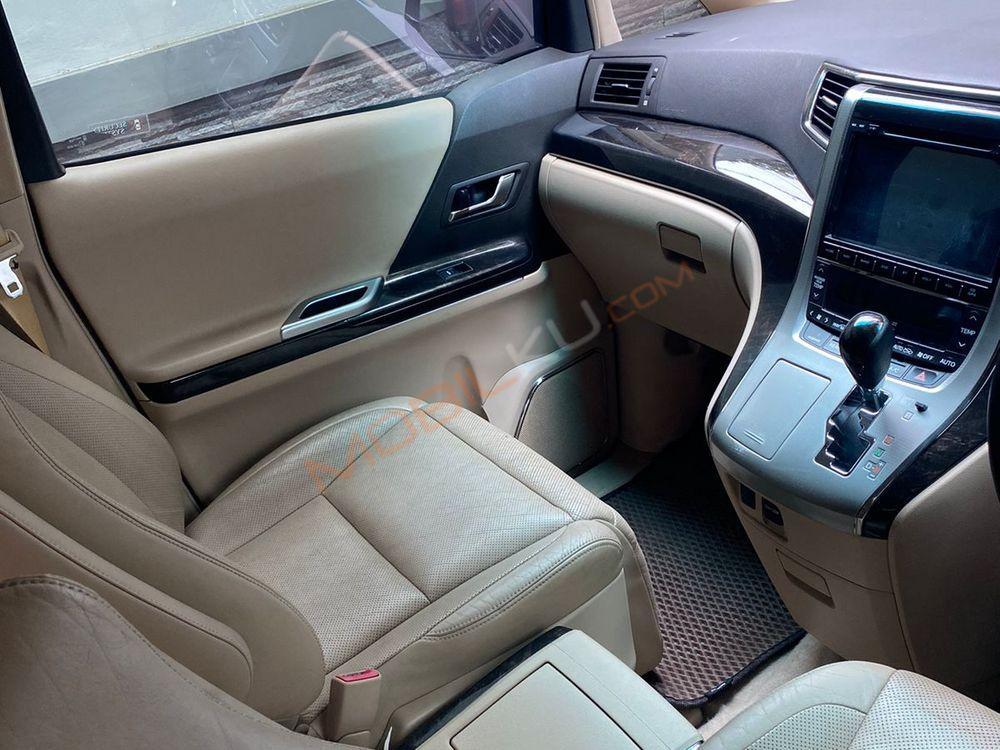 Mobil Toyota Alphard 2012