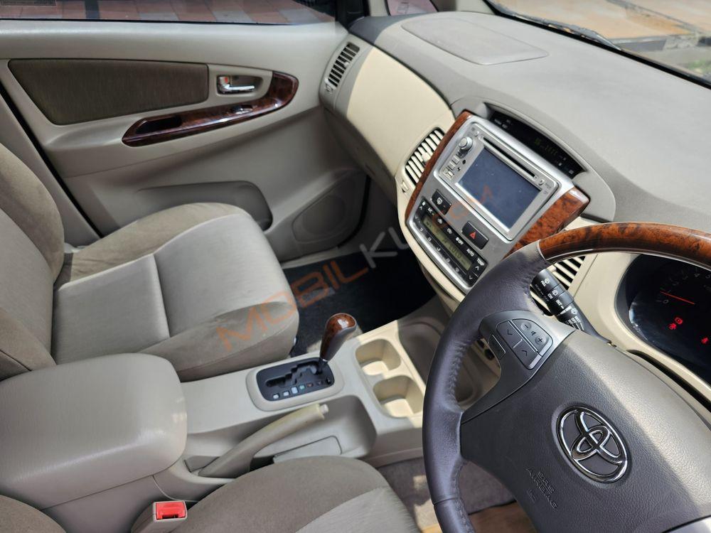 Mobil Toyota Kijang Innova 2013