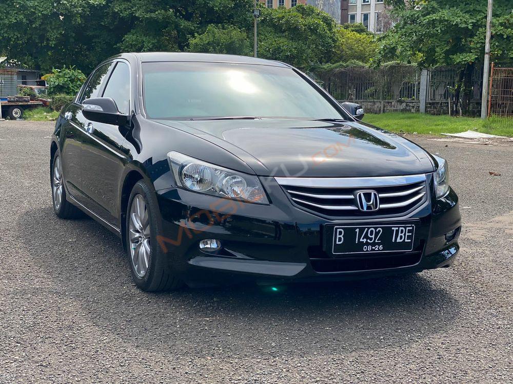 Mobil Honda Accord 2011