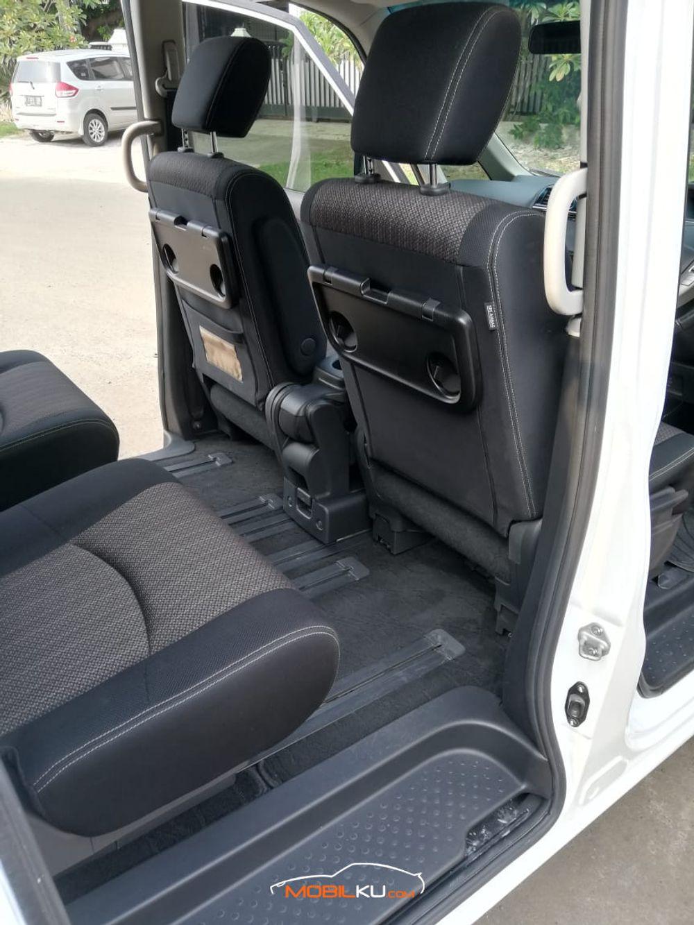 Mobil Nissan Serena 2016