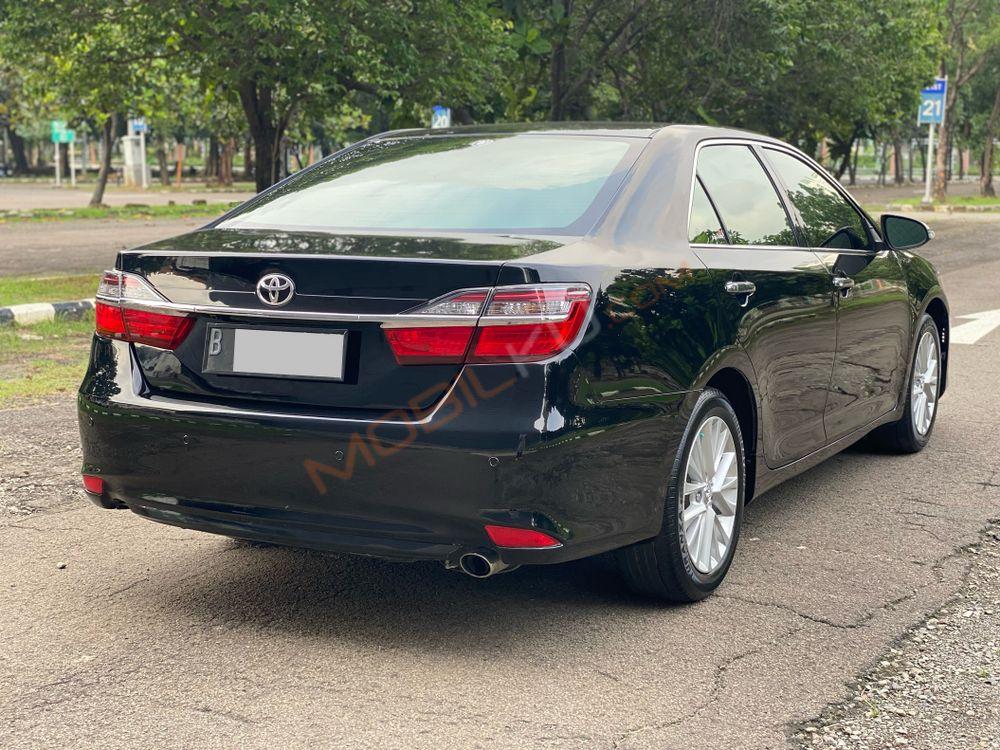 Mobil Toyota Camry 2015