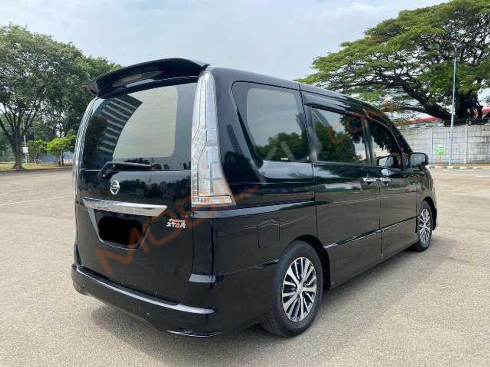 Mobil Nissan Serena 2017