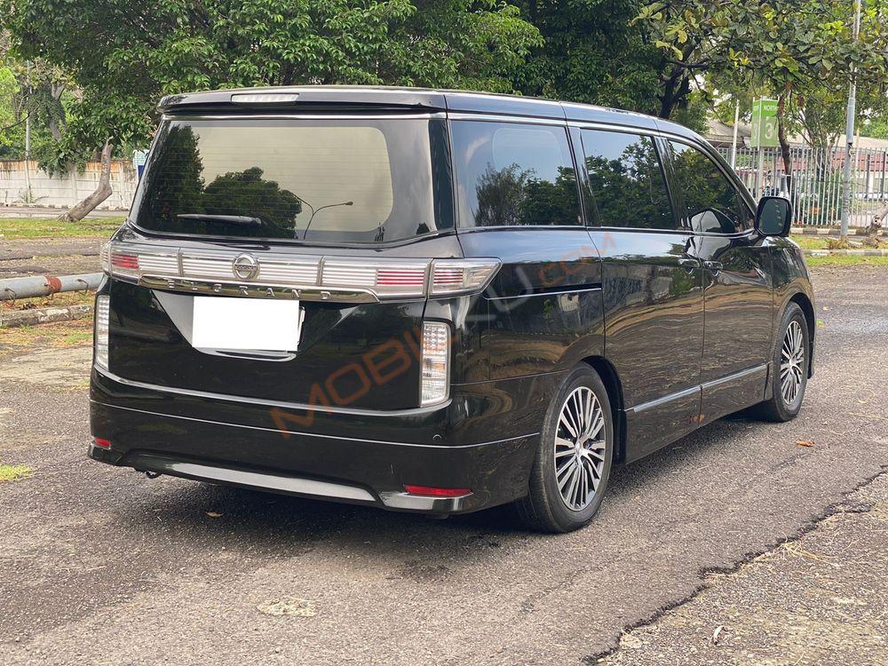 Mobil Nissan Elgrand 2014