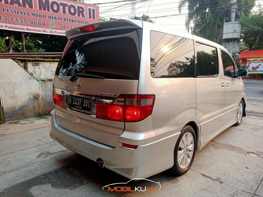 Mobil Toyota Alphard 2005