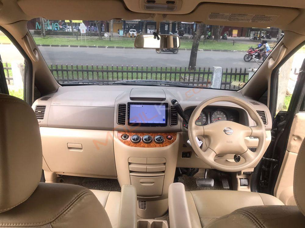 Mobil Nissan Serena 2012