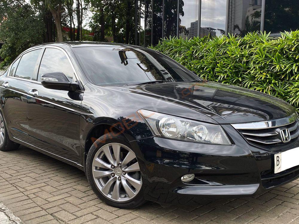 Mobil Honda Accord 2011