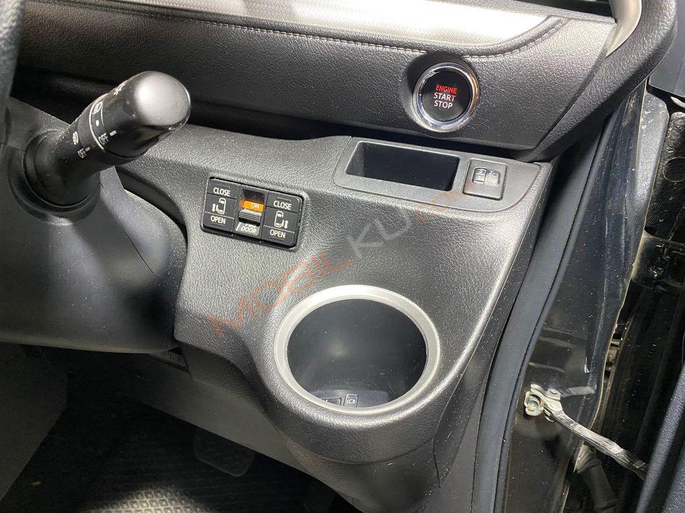 Mobil Toyota Sienta 2017