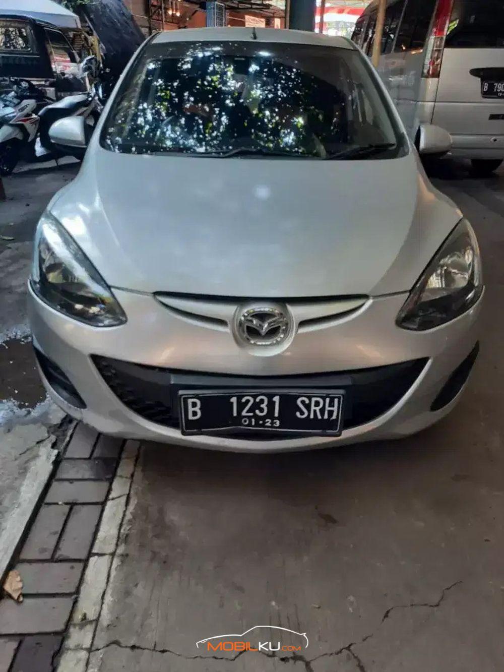 Mobil Mazda 2 Hatchback 2012