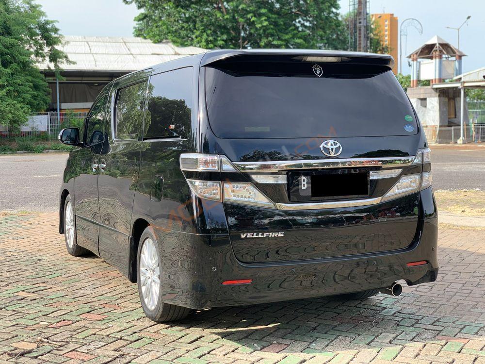 Mobil Toyota Vellfire 2013