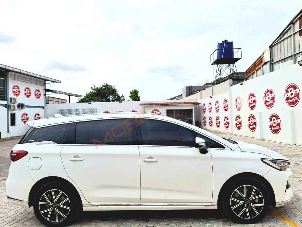 Mobil BYD M6 2025