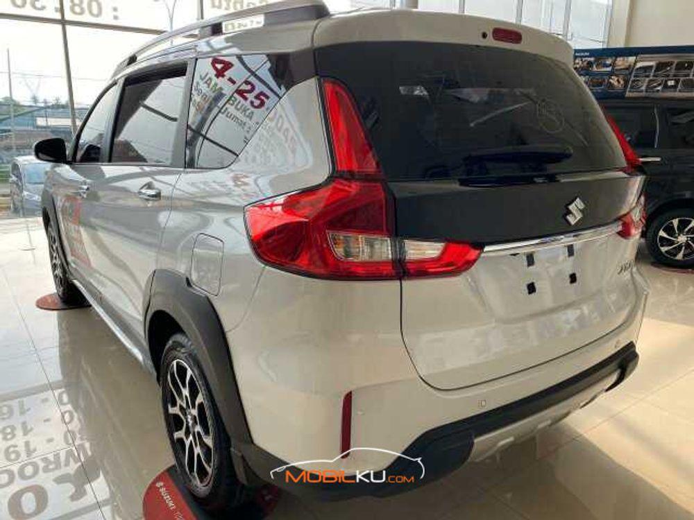 Mobil Suzuki XL7 2020