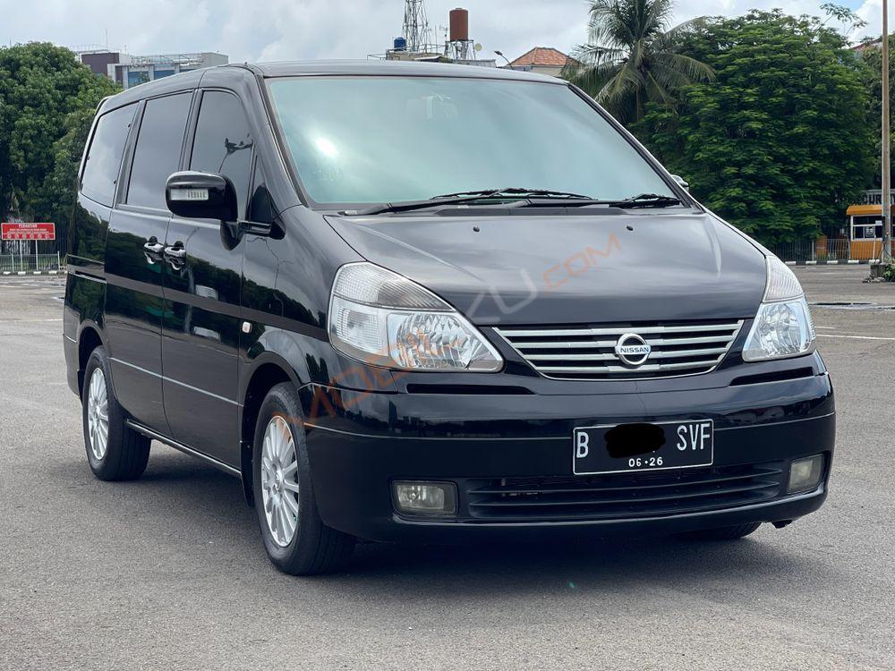 Mobil Nissan Serena 2011
