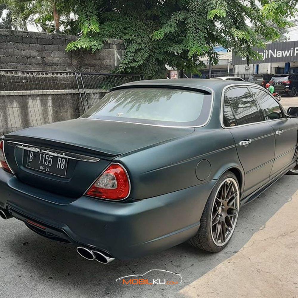 Mobil Jaguar XJ 2004