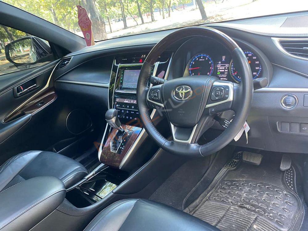 Mobil Toyota Harrier 2015
