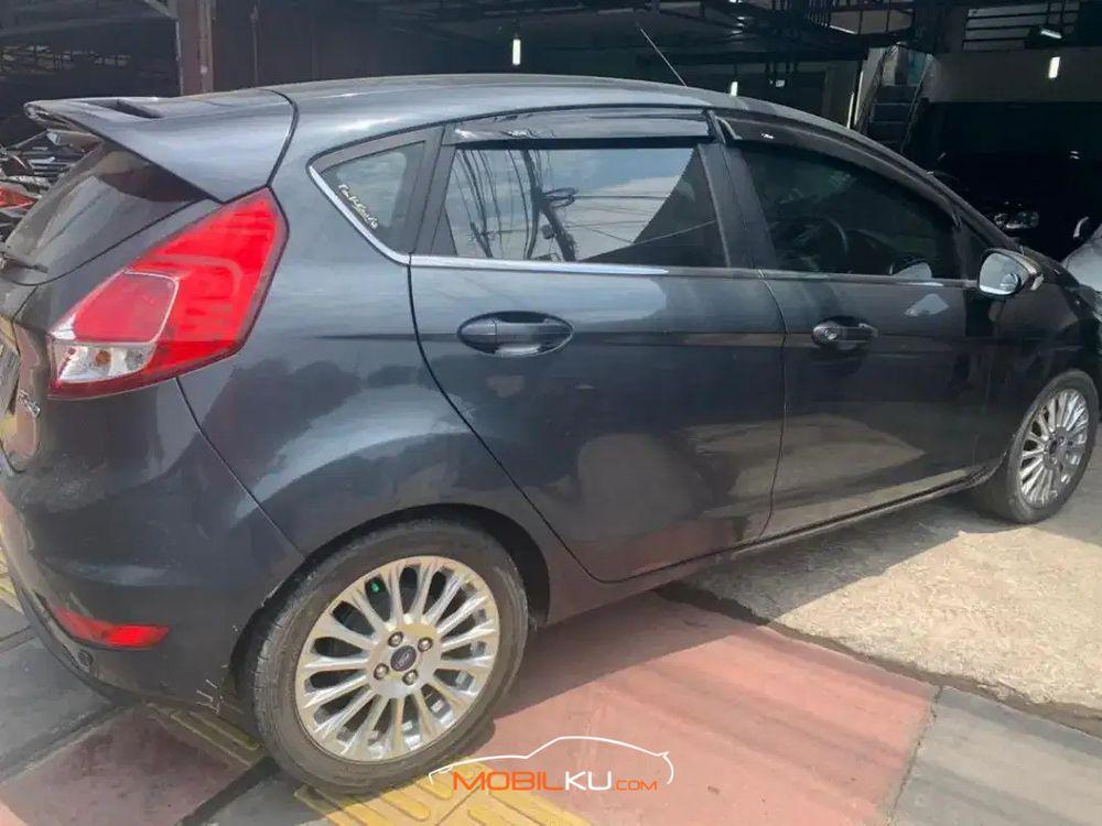 Mobil Ford Fiesta 2013