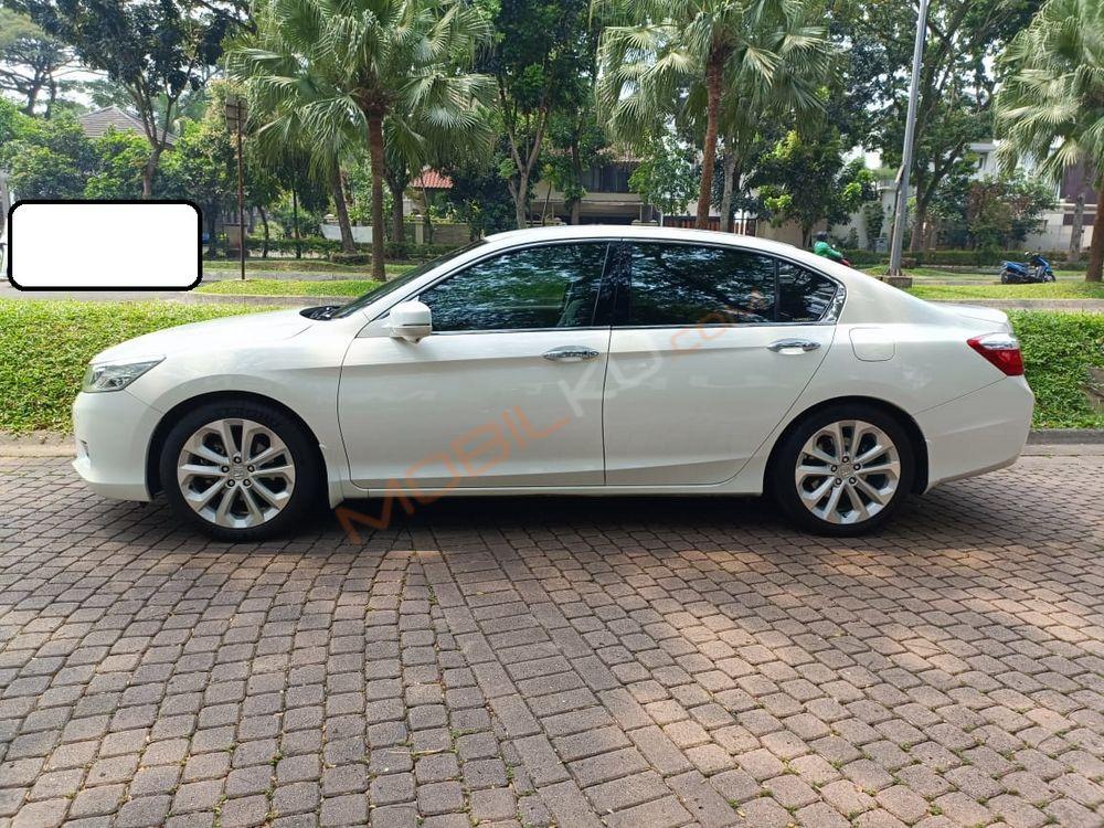 Mobil Honda Accord 2015