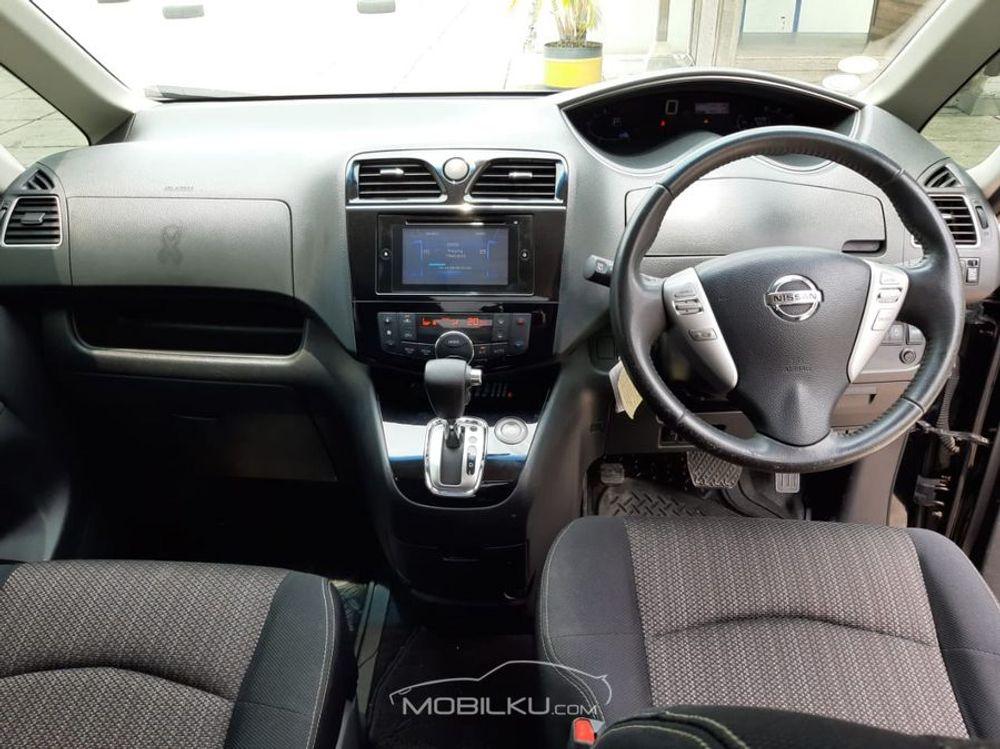 Mobil Nissan Serena 2015