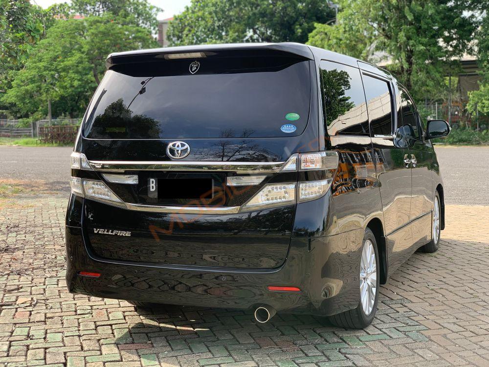 Mobil Toyota Vellfire 2013