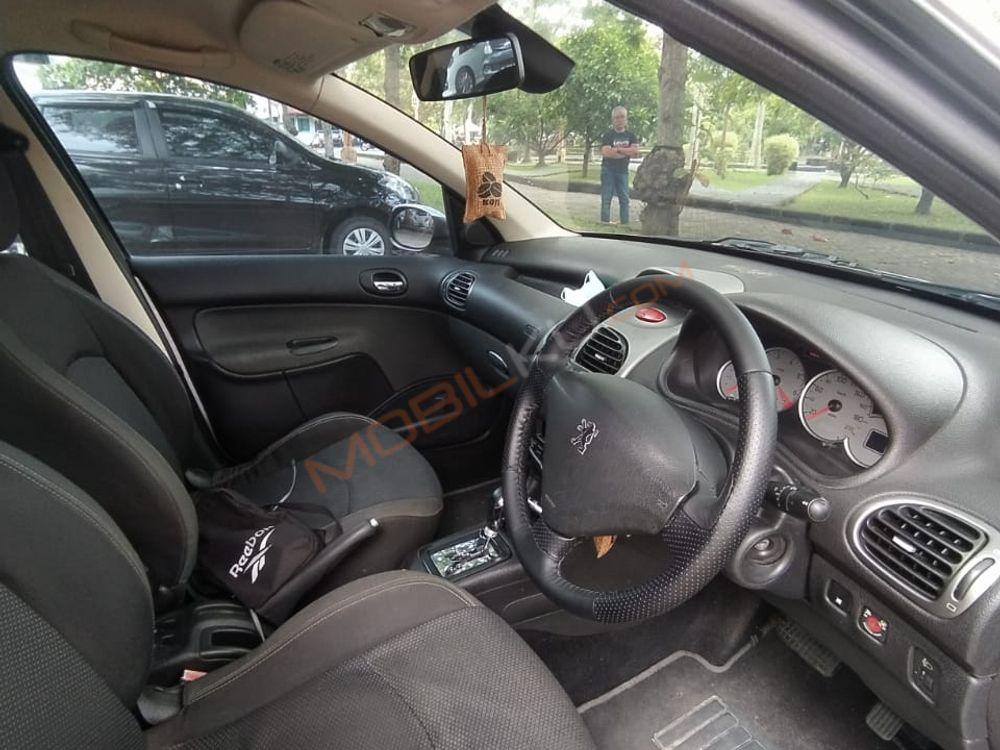 Mobil Peugeot 207 2012